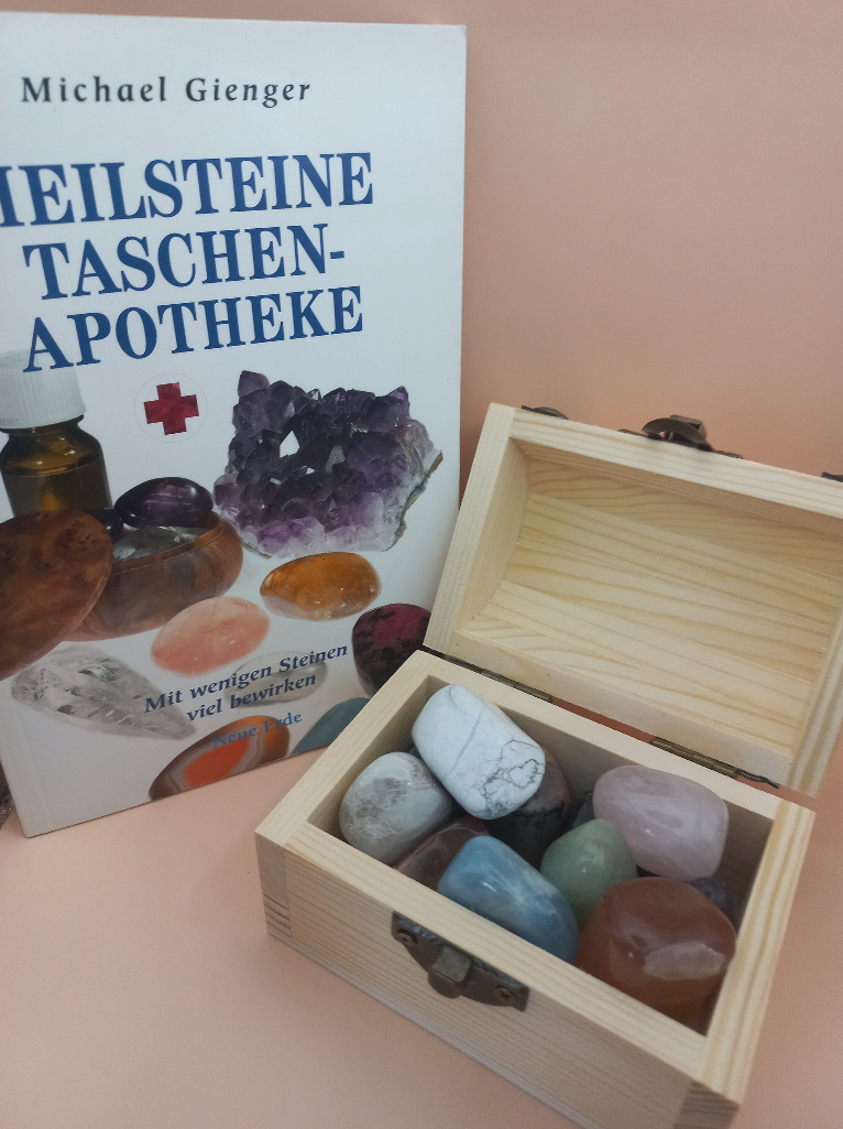 Kleine Heilsteinapotheke in Schatztruhe, mit Taschenbuch