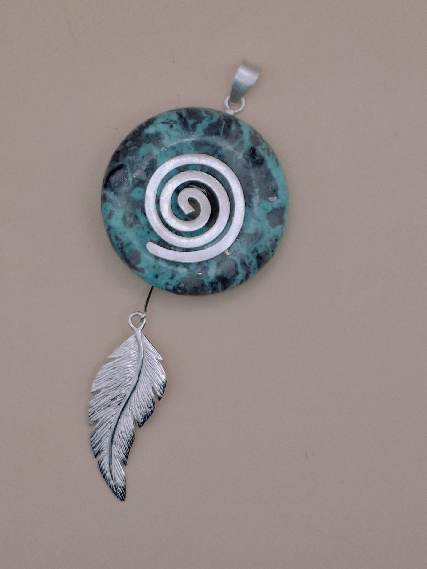 Echter Türkisdonut mit Silberelementen am Lederband A Seite 